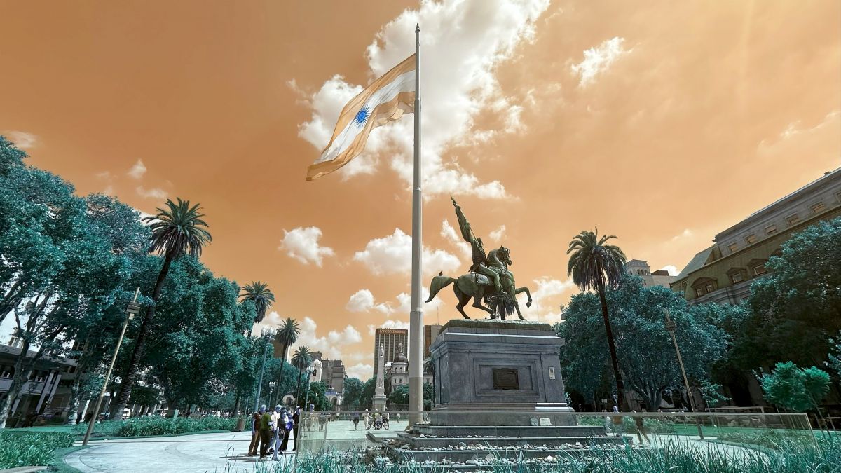 Plaza de Mayo walking routes Buenos Aires
